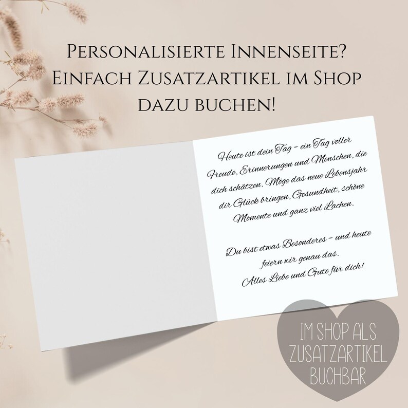 Pu&ograve; includere: Un biglietto di auguri bianco aperto, che rivela un testo scritto in nero all'interno. La copertina del biglietto presenta un testo in tedesco, tra cui "PERSONALISIERTE INNENSEITE?" e "EINFACH ZUSATZARTIKEL IM SHOP". Il testo interno offre auguri di compleanno.
