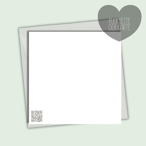 Pu&ograve; includere: Una carta bianca con un codice QR nell'angolo in basso a sinistra, sovrapposta a una busta grigio chiaro. Una forma di cuore grigia con il testo "RUCKSEITE DER KARTE" si trova nell'angolo in alto a destra. Lo sfondo &egrave; verde chiaro.