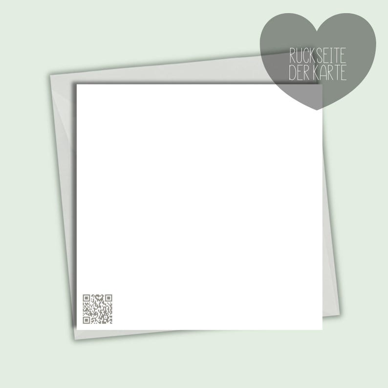 Pu&ograve; includere: Una carta bianca con un codice QR nell'angolo in basso a sinistra, sovrapposta a una busta grigio chiaro. Una forma di cuore grigia con il testo "RUCKSEITE DER KARTE" si trova nell'angolo in alto a destra. Lo sfondo &egrave; verde chiaro.