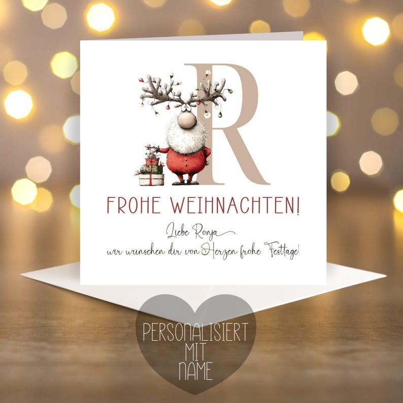 Pu&ograve; includere: Biglietto di Natale con un'illustrazione di una renna vestita da Babbo Natale, con dei regali. La carta presenta il testo "FROHE WEIHNACHTEN!" e "PERSONALISIERT MIT NAME" in un design a forma di cuore. Lo sfondo &egrave; sfocato con luci bokeh.