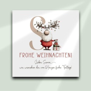 Pu&ograve; includere: Biglietto di Natale quadrato con un personaggio a cartoni animati simile a una renna, con corna adornate di luci. Il personaggio indossa un cappotto rosso e tiene dei regali. Il testo "FROHE WEIHNACHTEN!" &egrave; rosso.