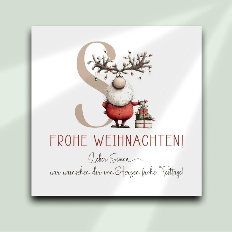 Pu&ograve; includere: Biglietto di Natale quadrato con un personaggio a cartoni animati simile a una renna, con corna adornate di luci. Il personaggio indossa un cappotto rosso e tiene dei regali. Il testo "FROHE WEIHNACHTEN!" &egrave; rosso.
