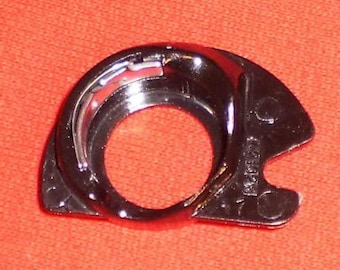 1 PC Singer Home Sewing Machine Bobbin CASE #421326, New 1 pc. Plastic Bobbin case for All Singer Apollo Hook Machines