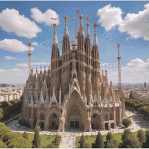 Puede incluir: Una vista aérea de la basílica de la Sagrada Familia en Barcelona, España. La basílica es una iglesia grande y ornamentada con muchas torres y chapiteles. La iglesia está hecha de piedra y tiene un color marrón claro. El cielo es azul y hay nubes blancas en el cielo.