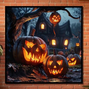 Puede incluir: Una impresión enmarcada de temática de Halloween que presenta una escena espeluznante con calabazas luminosas de jack-o'-lantern frente a una casa oscura y misteriosa.