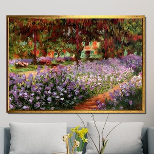 Könnte beinhalten: Ein Gemälde, das einen Garten mit einem Weg zeigt, der durch ein Feld mit lila Blumen führt. Die Blumen blühen und der Weg ist von Bäumen gesäumt. Das Gemälde ist im Stil des Impressionismus gehalten.