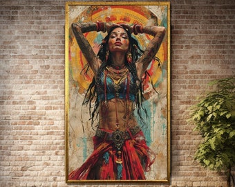 Puede incluir: Una impresión artística enmarcada que presenta a una mujer con tatuajes, adornada con joyas y con una falda roja y un top azul. La obra de arte tiene un marco dorado y está colocada contra una pared de ladrillos, con dos sillones marrones y una mesa pequeña delante.