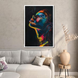 Puede incluir: Un retrato abstracto colorido de una persona con la cabeza echada hacia atr&aacute;s, los ojos cerrados y la boca ligeramente abierta. El retrato est&aacute; hecho en una variedad de colores brillantes, incluyendo azul, verde, amarillo y rosa, sobre un fondo negro.