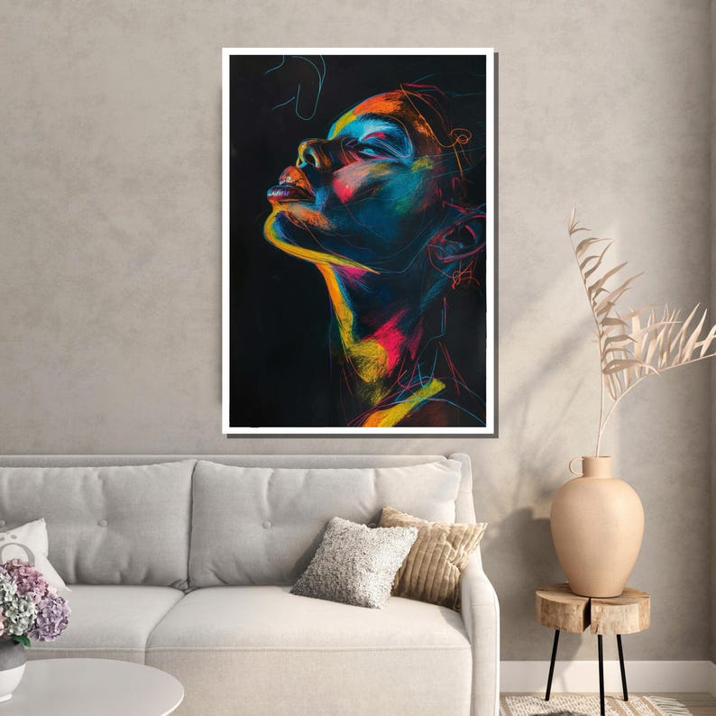 Puede incluir: Un retrato abstracto colorido de una persona con la cabeza echada hacia atr&aacute;s, los ojos cerrados y la boca ligeramente abierta. El retrato est&aacute; hecho en una variedad de colores brillantes, incluyendo azul, verde, amarillo y rosa, sobre un fondo negro.