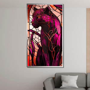 K&ouml;nnte beinhalten: Ein Kunstwerk aus Buntglas, das einen schwarzen Panther mit rosa und roten Akzenten zeigt. Der Panther sitzt mit dem Kopf zur Seite gedreht und blickt nach links. Der Hintergrund ist ein Buntglasdesign mit verschiedenen Farben.