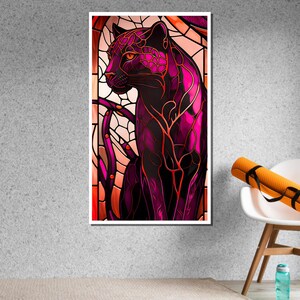 K&ouml;nnte beinhalten: Ein schwarzer Panther mit rosa und orangefarbenen Glasmalereidetails. Der Panther sitzt mit dem Kopf zur Seite gedreht und blickt nach links. Das Glasmalereidesign ist kompliziert und detailliert, mit einer Vielzahl von Formen und Farben.