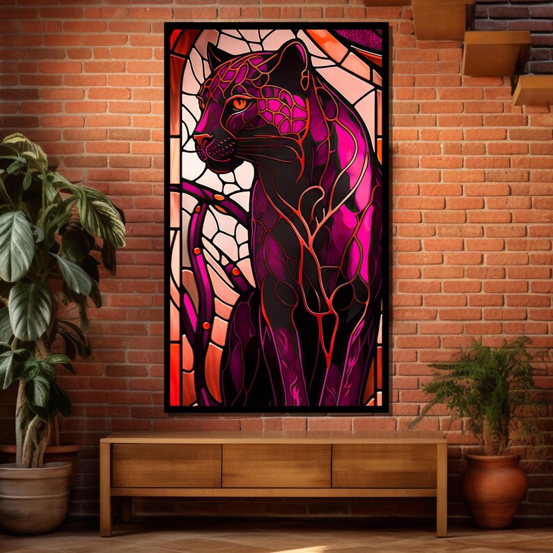 K&ouml;nnte beinhalten: Ein Buntglasfenster mit einem schwarzen Panther mit rosa und violetten Akzenten. Der Panther ist in einem realistischen Stil mit filigranen Details dargestellt.