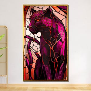 K&ouml;nnte beinhalten: Ein schwarzer Panther mit einem Buntglasdesign in Rosa- und Oranget&ouml;nen. Der Panther sitzt mit dem Kopf zur Seite gedreht und blickt nach links. Der Hintergrund ist ein Buntglasdesign in einem Rosa- und Orangeton.