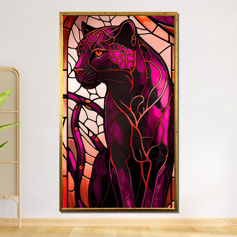 K&ouml;nnte beinhalten: Ein schwarzer Panther mit einem Buntglasdesign in Rosa- und Oranget&ouml;nen. Der Panther sitzt mit dem Kopf zur Seite gedreht und blickt nach links. Der Hintergrund ist ein Buntglasdesign in einem Rosa- und Orangeton.