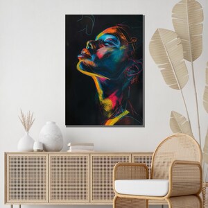 Puede incluir: Un retrato abstracto colorido de una persona con la cabeza echada hacia atr&aacute;s, los ojos cerrados y la boca ligeramente abierta. El fondo es negro y la cara de la persona est&aacute; delineada en colores brillantes, incluyendo azul, amarillo, rosa y verde.