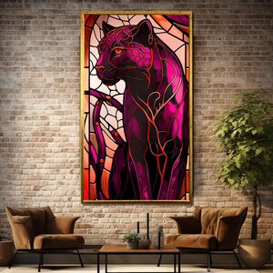 K&ouml;nnte beinhalten: Ein Kunstwerk aus Buntglas, das einen schwarzen Panther mit rosa und orangefarbenen Akzenten zeigt. Der Panther sitzt mit dem Kopf zur Seite gedreht und blickt nach links. Das Kunstwerk ist in Gold gerahmt.