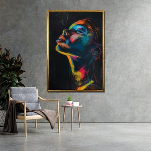 Puede incluir: Un retrato abstracto colorido de una persona con la cabeza echada hacia atr&aacute;s, pintado en tonos de azul, amarillo, rosa y naranja sobre un fondo negro.