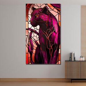 K&ouml;nnte beinhalten: Ein schwarzer Panther mit rosa und orangefarbenen Glasmalereidetails. Der Panther sitzt mit dem Kopf zur Seite gedreht und blickt nach links. Das Glasmalereidesign ist kompliziert und detailliert, mit einer Vielzahl von Formen und Farben.