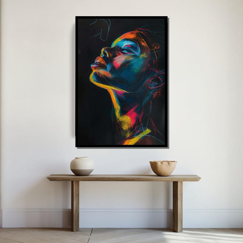 Puede incluir: Un retrato abstracto colorido de una persona con la cabeza echada hacia atr&aacute;s, pintado en colores brillantes sobre un fondo negro.