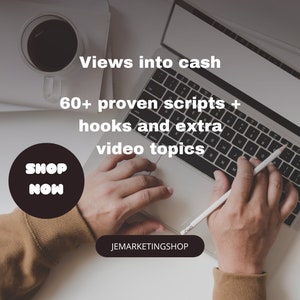 Puede incluir: Las manos de una persona están escribiendo en una computadora portátil con un fondo blanco. La pantalla de la computadora portátil está en blanco. El texto "Views into cash" está en la parte superior de la imagen. Debajo del texto hay un círculo negro con el texto "SHOP NOW" en blanco. Debajo de la computadora portátil está el texto "60+ proven scripts + hooks and extra video topics". Debajo del texto está el texto "JEMARKETINGSHOP".