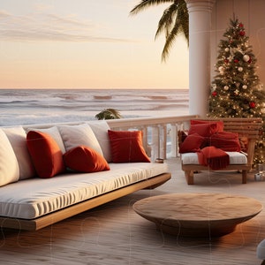 Pode incluir: Uma cena de Natal costeira com uma árvore decorada, uma lareira acesa e assentos ao ar livre. A cena inclui um sofá de madeira com almofadas brancas e almofadas vermelhas, uma mesa de centro redonda e uma vista do oceano ao pôr do sol.