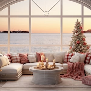 Puede incluir: Acogedora sala de estar con vista al mar al atardecer. La habitación está decorada para Navidad con un gran ventanal, un sofá esquinero con cojines rojos y blancos, dos pequeños árboles de Navidad y una chimenea. Velas encendidas en la mesa de centro.