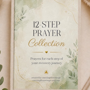 Könnte beinhalten: Ein Buchcover mit dem Titel "12-STEP PRAYER Collection" in Schwarz und Gold. Das Design umfasst einen Aquarellhintergrund mit grünen und goldenen Akzenten sowie den Text "Prayers for each step of your recovery journey". Der Etsy-Shop-Name ist ebenfalls sichtbar.