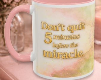 Taza personalizada con la frase "No te rindas 5 minutos antes del milagro" y nombre / Regalo para principiantes, ahijados, amigos en recuperación / Taza con cita inspiradora sobre la recuperación