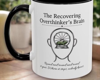 Taza divertida para personas en recuperación del programa de 12 pasos "Pensando demasiado", personalizada con nombre / Regalo ideal para amigos, padrinos, ahijados, cumpleaños / Taza con humor para la recuperación