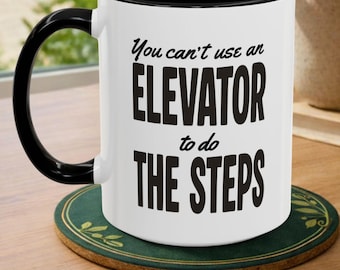 Taza personalizada para la sobriedad con la frase "No puedes usar un ascensor para hacer los pasos" / Taza divertida de los 12 pasos con nombre / Taza de café para la recuperación / Taza para amigos sobrios