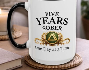 Taza personalizada de cumpleaños por "Cinco años de sobriedad" / Taza conmemorativa de los 12 pasos con nombre y fecha de sobriedad / Aniversario de AA