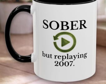 Taza personalizada de 12 pasos "Sobrio pero reviviendo el 2007" con nombre / Regalo divertido para la sobriedad / Taza de café con humor sobre la recuperación / Para padrinos, ahijados, cumpleaños