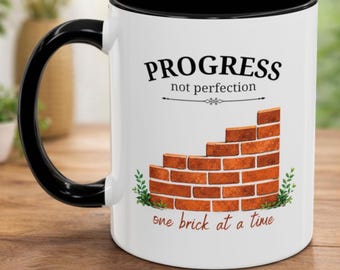 Taza personalizada "Progreso, no perfección" con nombre / Regalo personalizado de 12 pasos / Regalo de cumpleaños para ahijados, recién llegados o personas en sobriedad / Taza de café de AA y NA