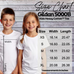 Puede incluir: Tabla de tallas para la camiseta de algod&oacute;n pesado para ni&ntilde;os Gildan 5000B, que muestra las medidas en pulgadas de ancho y largo en las tallas XS, S, M, L y XL.