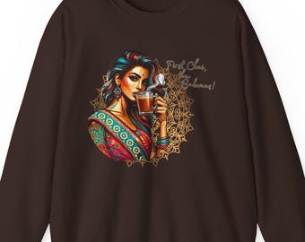 Puede incluir: Una sudadera marrón con una ilustración colorida de una mujer con vestimenta india tradicional, sosteniendo una taza de té. El diseño incluye un mandala dorado y el texto "First Class, Badass!"