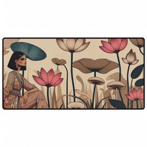 Op de afbeelding: Een vrouw met lang zwart haar en een bloemenjurk zit in een veld met roze en witte bloemen. De bloemen worden omringd door grote bruine bladeren en paddenstoelen.