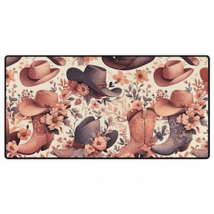 Puede incluir: Un patrón sin costuras con sombreros de vaquero y botas en tonos marrones, azules y rosas. El diseño está sobre un fondo crema con acentos florales.