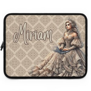 Puede incluir: Funda para portátil con un patrón damasco beige y marrón con el nombre "Miriam" y una ilustración digital de una mujer con un vestido blanco y una corona, sosteniendo un portátil.