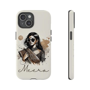 Puede incluir: Una funda de teléfono blanca con una ilustración de acuarela de una mujer con un sari marrón y dorado y gafas de sol. El texto "Meera" está escrito en negro debajo de la ilustración.