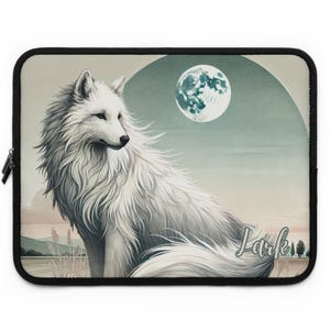 Puede incluir: Una funda rectangular para portátil que muestra un lobo blanco de pelaje largo sentado en un paisaje con una luna llena en el cielo. El diseño incluye una paleta de colores apagados en tonos beige, gris y azul suave, con el nombre Lark en cursiva.
