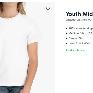 Puede incluir: Una camiseta blanca de manga corta y cuello redondo para ni&ntilde;os. La camiseta est&aacute; hecha de 100% algod&oacute;n peinado ringspun y tiene un ajuste cl&aacute;sico. La tela es de peso medio, 6.1 oz/yd&sup2; (206.8 g/m&sup2;). La camiseta tiene una etiqueta de sarga cosida.