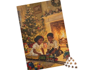 Puede incluir: Un rompecabezas con temática navideña que representa a dos niños jugando con un tren de juguete frente a un árbol de Navidad decorado y una chimenea. Las piezas del rompecabezas están esparcidas cerca de la esquina inferior derecha.