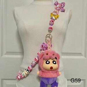 ハンドメイドのクロスボディ フォン ストラップ。手描きのビーズとフィギュア トイ。電話、バッグ、キーホルダー、ネックレス用に調節可能なスタイル。