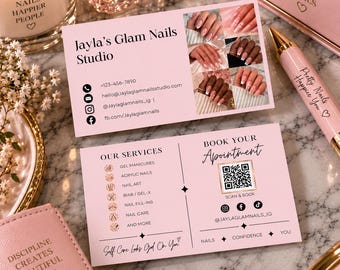 Op de afbeelding: Twee rechthoekige lichtroze visitekaartjes voor Jayla's Glam Nails Studio. De kaarten bevatten zwarte tekst, social media iconen, een QR-code voor boekingen en een collage van gemanicuurde handen met contactgegevens en dienstenlijsten.