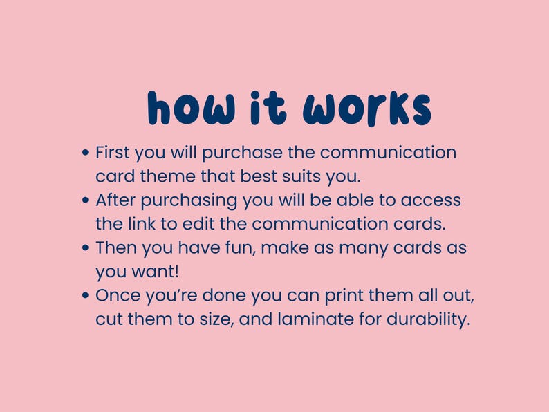 Puede incluir: Fondo rosa con las palabras "how it works" en azul. Vi&ntilde;etas explican el proceso: comprar un tema de tarjeta de comunicaci&oacute;n, acceder a un enlace para editar, hacer tarjetas, imprimir, cortar y laminar.