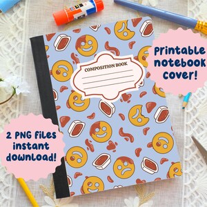 Puede incluir: Un cuaderno de composición con una cubierta azul claro con un patrón de caras sonrientes amarillas, ilustraciones de alimentos marrones y formas de salsa marrones. El cuaderno tiene un lomo negro y una etiqueta blanca que dice "COMPOSITION BOOK". El texto "2 PNG files instant download!" y "Printable notebook cover!"
