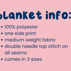 K&ouml;nnte beinhalten: Text auf rosa Hintergrund mit der Aufschrift "blanket info:" gefolgt von Aufz&auml;hlungspunkten. Die Aufz&auml;hlungspunkte besagen, dass die Decke aus 100 % Polyester besteht, einseitig bedruckt ist, mittelschweren Stoff hat, eine doppelte Nadel-Top-Naht an allen N&auml;hten hat und in 3 Gr&ouml;&szlig;en erh&auml;ltlich ist.