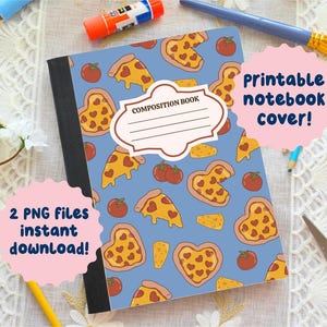 Puede incluir: Un cuaderno de composición con una cubierta azul claro que presenta un patrón repetido de rebanadas de pizza, pizzas en forma de corazón, tomates y queso. El cuaderno tiene una espina negra y una etiqueta que dice "COMPOSITION BOOK". El texto en la imagen dice "Printable notebook cover!" y "2 PNG files instant download!"