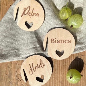 Personalisierte Namensschilder Hochzeit – Glasmarkierer aus Holz für Tischdeko und Sitzplan – Tischkarten für Hochzeit, Taufe und Kommunion