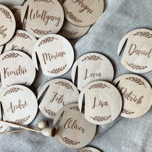 Personalisierte Namensschilder Hochzeit – Glasmarkierer aus Holz für Tischdeko und Sitzplan – Tischkarten für Hochzeit, Taufe und Kommunion